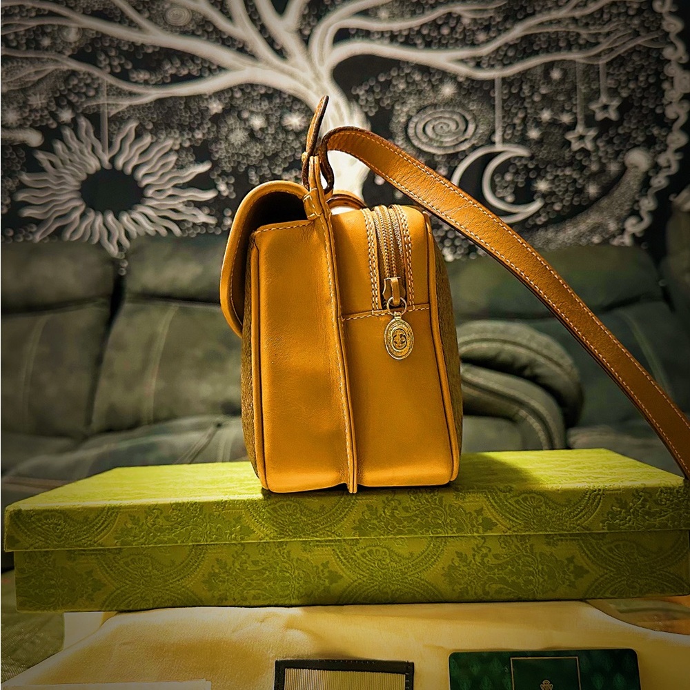Authentic Vintage Y2K Gucci Brown and Tan Women's crossbody Bag - Picture 10 of 16